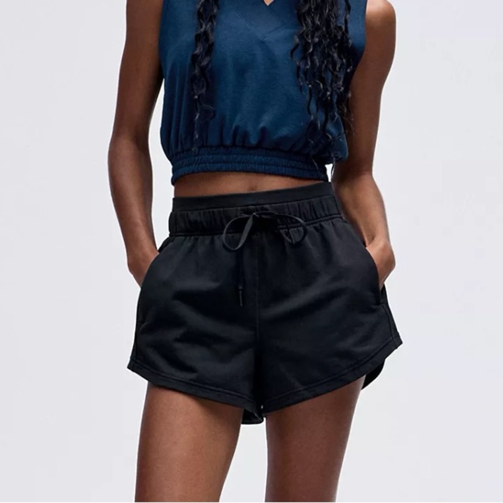 Lululemon Inner Glow High-Rise Short 3" size: 4 color: black